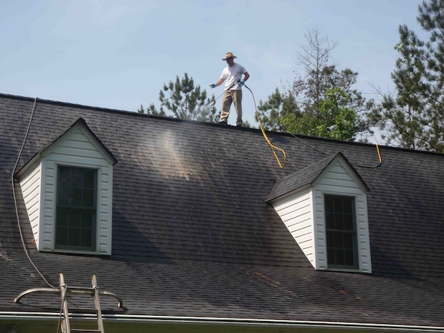 Tips for Cleaning Roof Shingles With a Pressure Washer